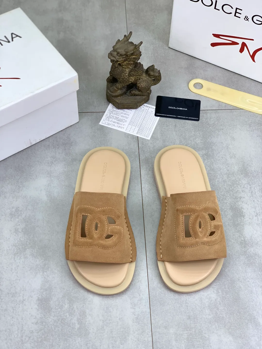 Men's shoes 💰P340 [New model] 💰High quality slippers💎💎💎 DG official website synchronizes the latest slippers 🩴 The highest version on the market, accept material comparison, shoe type comparison, process comparison, practical and textured, versatile and suitable for any occasion, the more you look at it, the more flavorful it becomes. Purely handmade craftsmanship - Upper material, calfskin imported from Italy 🇮🇹 - High-quality water-dyed sheepskin lining - Original high-quality private model customized combination outsole (super comfortable) -Size: 38-45 Color: 6️⃣ colors available